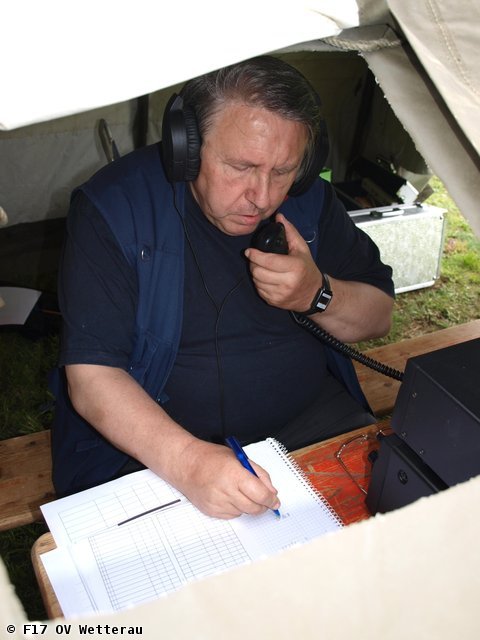 Field Day 2011 - Heinz DD0ZL führt Buch. Ein Blick durch  die Lude im Zeltdach