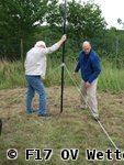 Field Day 2011 - Wolfgang und Martin beim Aufbau einer Antenne (1)