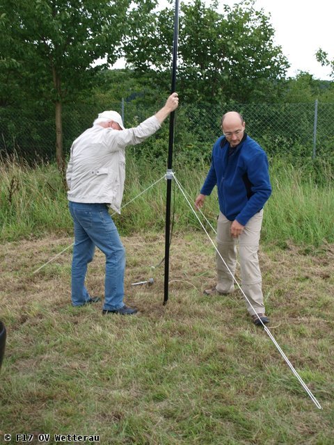 Field Day 2011 - Wolfgang und Martin beim Aufbau einer Antenne (1)