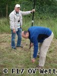 Field Day 2011 - Wolfgang und Martin beim Aufbau einer Antenne (2)