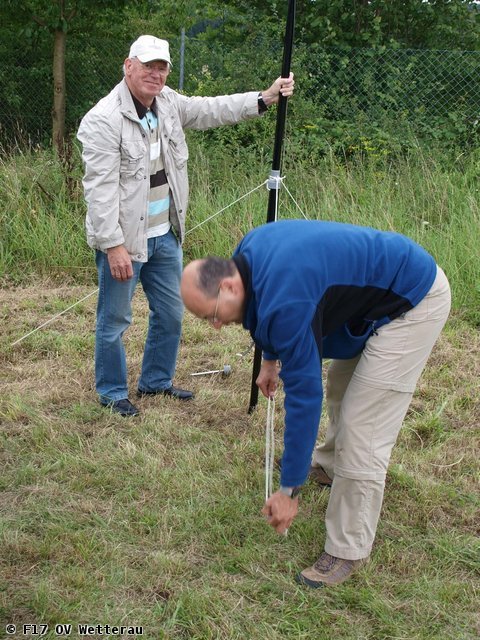 Field Day 2011 - Wolfgang und Martin beim Aufbau einer Antenne (2)