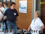 Ralf (dunkelblau) im Gespräch mit Birgitt vom OV F 11